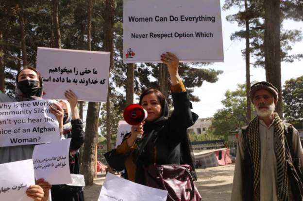 अफगानी महिलाहरूको प्रश्न : दुनियाँले हामी मरिरहेको शान्तसँग किन हेरिरहेको छ ?