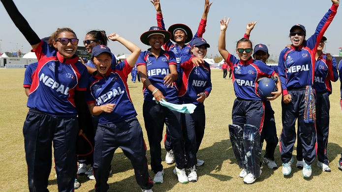 नेपाली महिला क्रिकेट टोली यूएईविरुद्ध बलिङ गर्दै, आजको खेल जितेमा विश्वकप छनोटमा पुग्ने