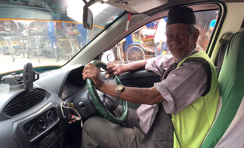 ७ रुपैयाँ लिटरको पेट्रोल हालेर ट्याक्सी चलाउन थालेका ८० वर्षे चालकको युवा जोस