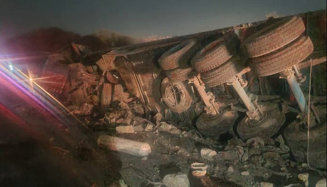 पाकिस्तानको एक राजमार्गमा बस र ट्रक जुधे, बसमा सवार १८ जनाकाे मृत्यु